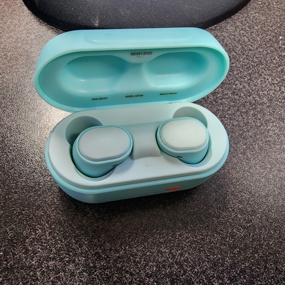Skullcandy Aqua Wireless Earbuds - Picture 1 of 4